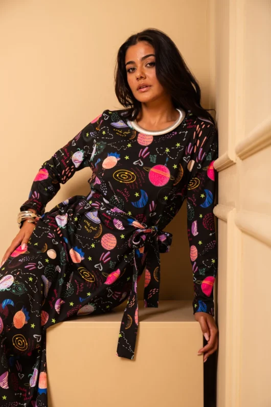 Alternative view of Amelia Dress Black Claim Your Space Φούτερ Φόρεμα με Ζώνη Petit Boutik