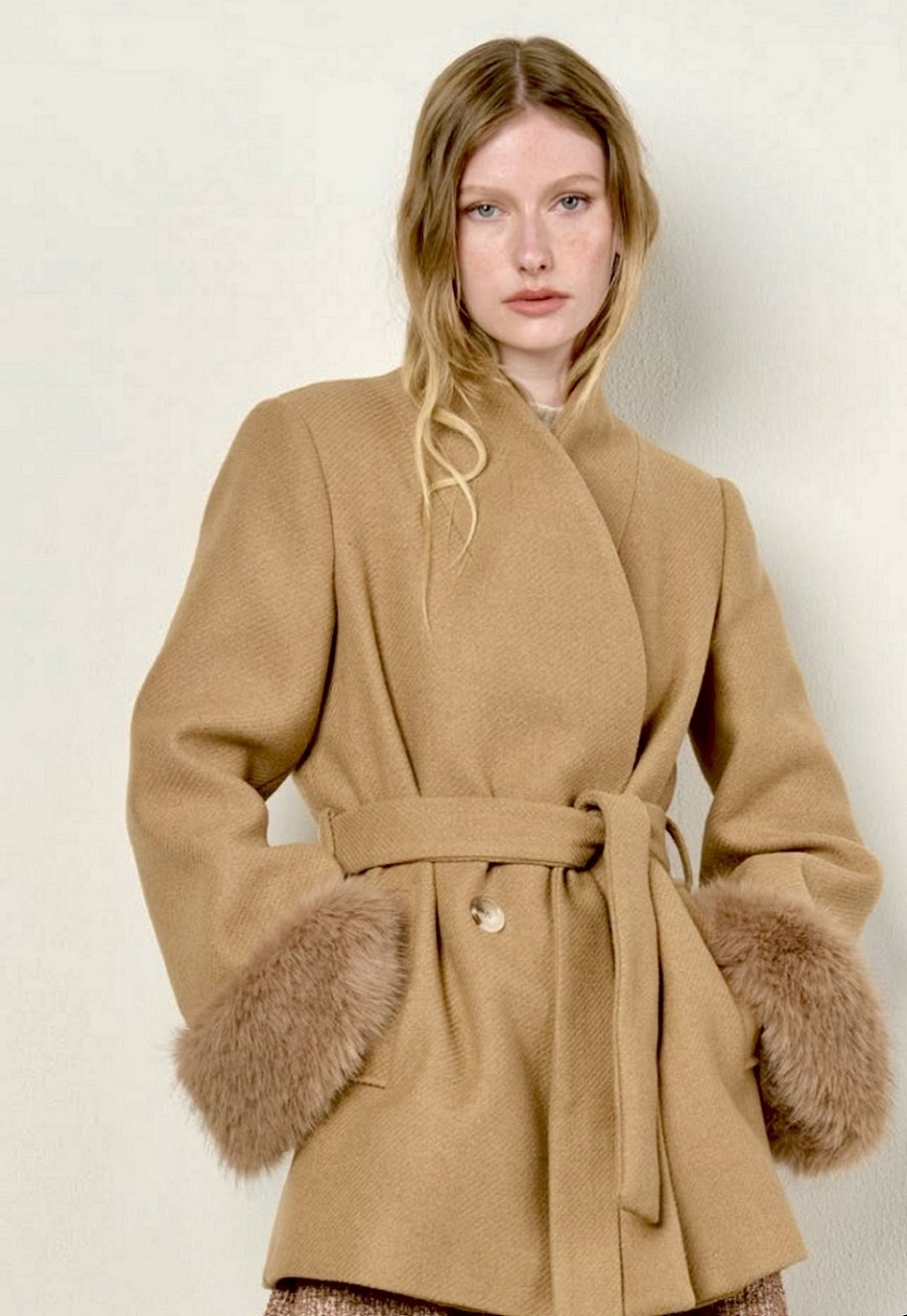 Short Camel Coat with Fur-effect Inserts Woman - Image 3