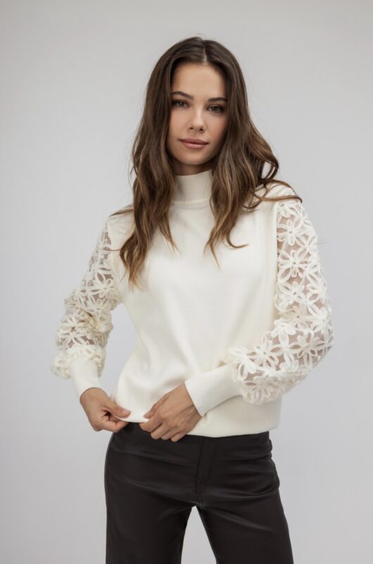 Μπλούζα ζιβάγκο εκρού με διαφανή μανίκια και λουλούδια