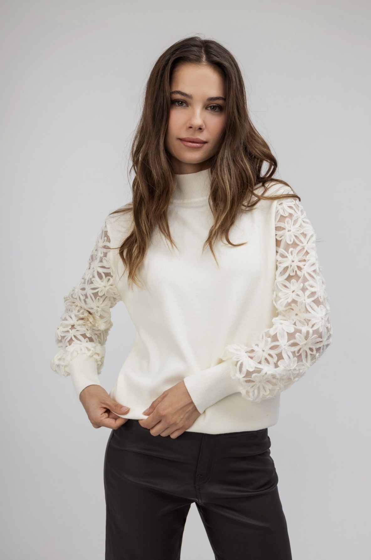 Μπλούζα ζιβάγκο εκρού με διαφανή μανίκια και λουλούδια