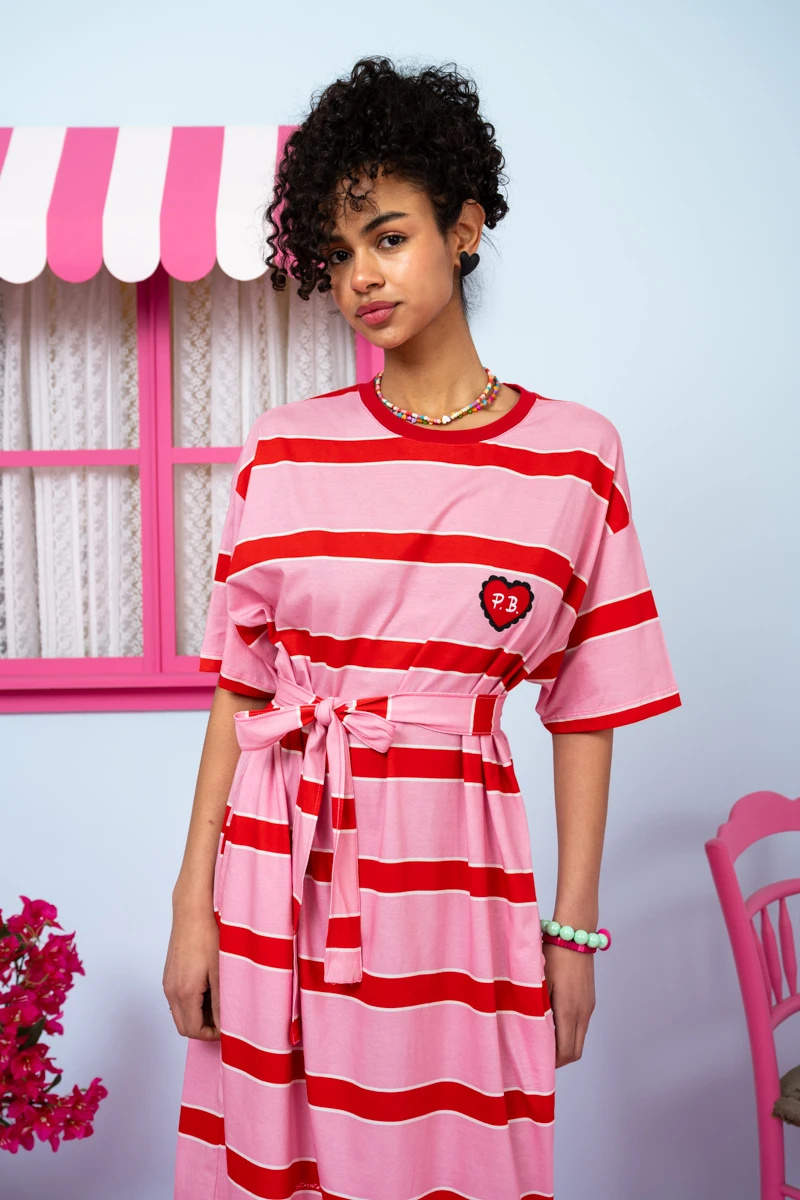 Reina T-shirt Dress Red Pink Stripes Με Κέντημα Καρδιά Κοντομάνικο Φόρεμα με Τσέπες & Ζώνη Petit Boutik - Image 3