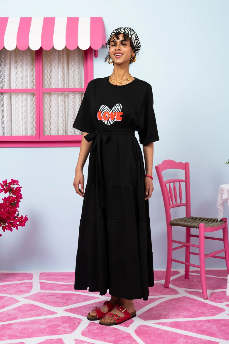 Yama T-shirt Frill Dress “Love” Μαύρο Κοντομάνικο Φόρεμα με Ζώνη Petit Boutik - Image 2