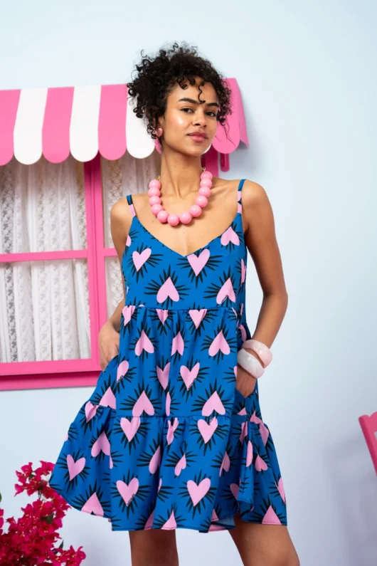 Alternative view of Beverly Short Dress Blue Hearts Pink Spikes Τιραντέ Φόρεμα με Ζώνη & Τσέπες Petit Boutik