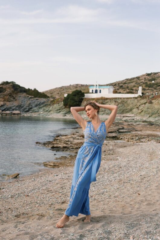 Maxi Φόρεμα Σιέλ με Χρυσό Print & Ζώνη στη Μέση