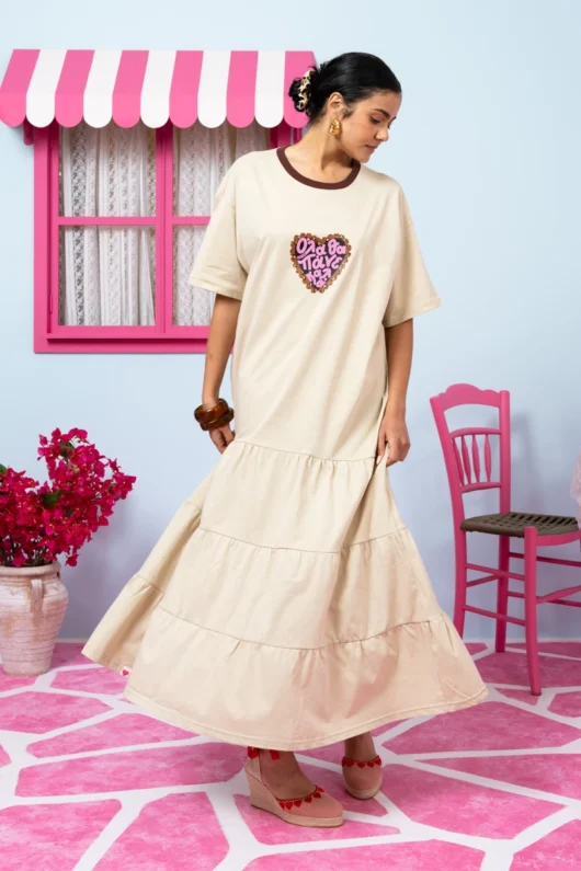 Alternative view of Yama T-shirt Frill Dress “Όλα Θα Πάνε Καλά” Εκρού Κοντομάνικο Φόρεμα με Ζώνη Petit Boutik