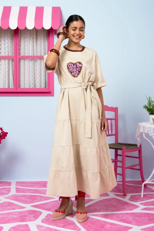 Yama T-shirt Frill Dress “Όλα Θα Πάνε Καλά” Εκρού Κοντομάνικο Φόρεμα με Ζώνη Petit Boutik